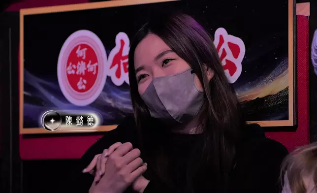 德德細心傾聽天宇唱歌。