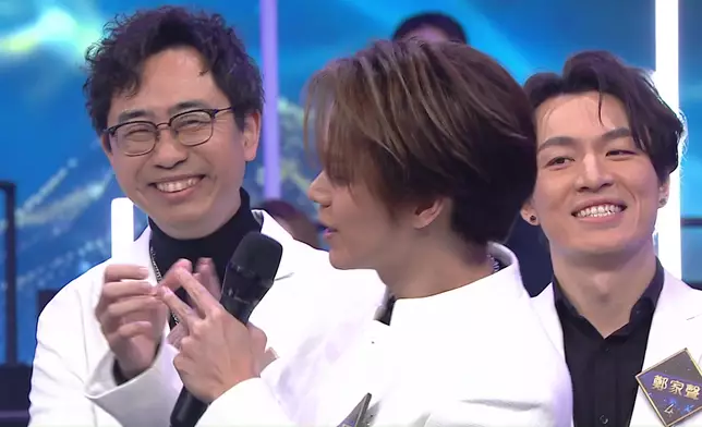 藝輝扮攞獎座，引得谷婭溦與海兒大笑。