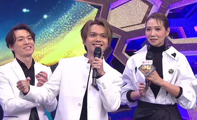 藝輝扮攞獎座，引得谷婭溦與海兒大笑。