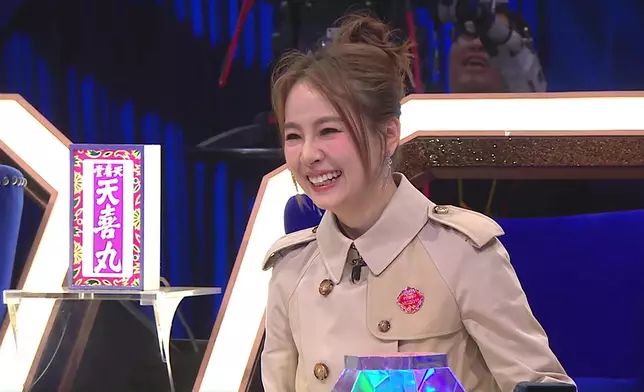 藝輝扮攞獎座，引得谷婭溦與海兒大笑。