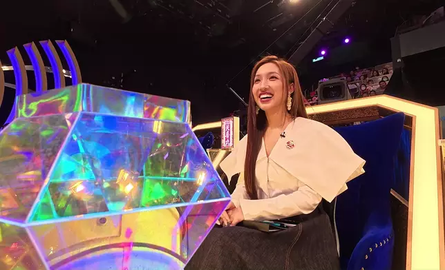 藝輝扮攞獎座，引得谷婭溦與海兒大笑。