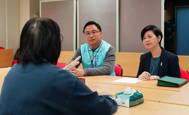 何永賢會見宏志閣居民。何永賢FB圖片