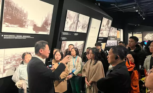 參訪團成員聆聽講解。巴士的報記者攝