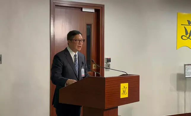 保安局局長鄧炳強發言。巴士的報記者攝