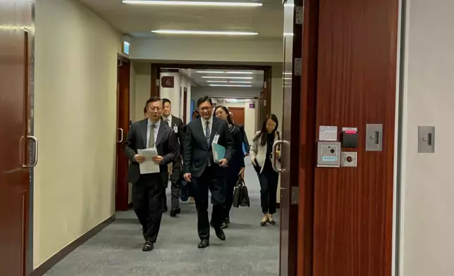 署理律政司司長張國鈞和保安局局長鄧炳強離開議事廳。巴士的報記者攝