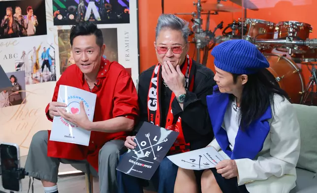 首度曝光今次草蜢演唱會多款周邊產品。