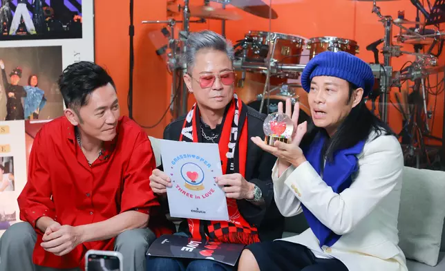 首度曝光今次草蜢演唱會多款周邊產品。