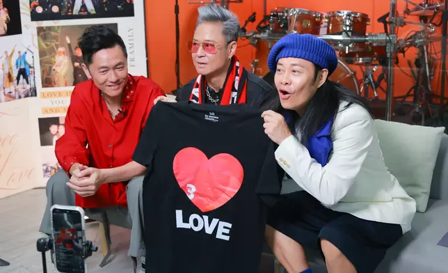 首度曝光今次草蜢演唱會多款周邊產品。