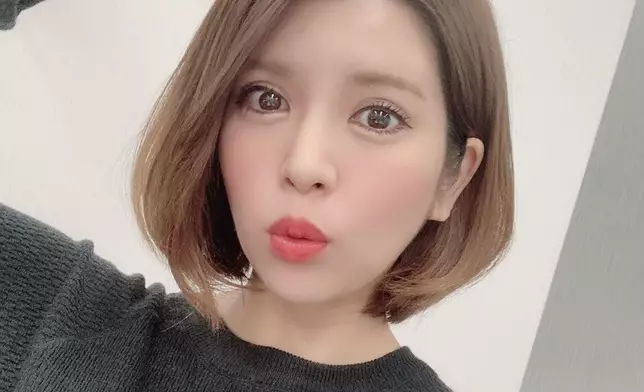 坂口杏里是3月17日在東京八王子市一間便利店偷竊價值約300日圓（約14.8港元）的三文治，被店員發現報警後以現行犯逮捕，她已承認犯行。