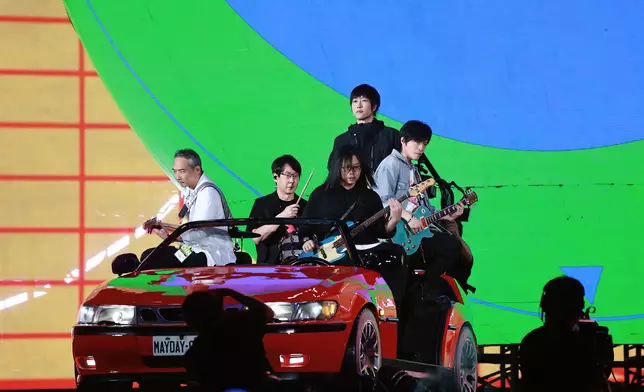 五月天原定24日在啟德的演唱會因故取消，樂團以一場獨一無二的「綵排專場」溫暖回饋歌迷，邀請近二萬觀眾入場。