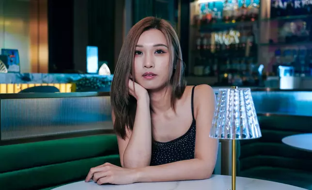 入行初期工作量不穩，加上家中父母身體抱恙，重擔壓在肩上，令她一度患上情緒病及創傷症。