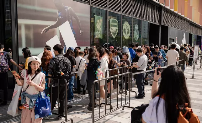 五月天演唱會將於啟德體育園舉行，今日（24日）下午，售賣應援周邊產品的店舖外已大排長龍。