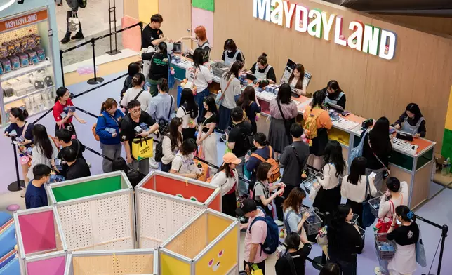 現場目測近千人輪候，場面熱鬧。