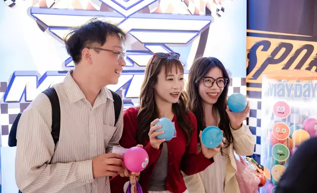 有粉絲一口氣掃入多件限量紀念品。