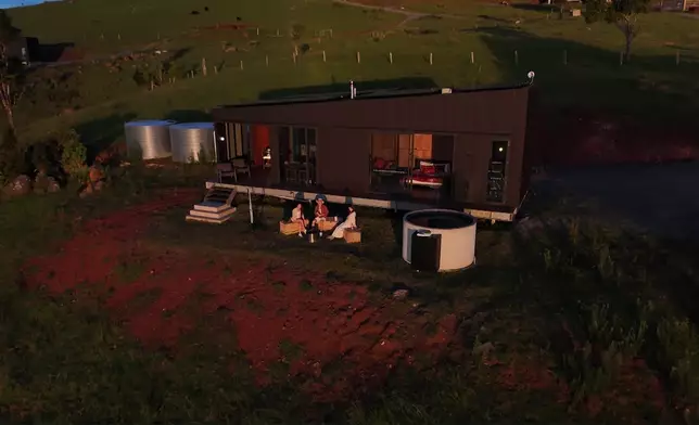 三人之後入住Pet farm的獨立木屋。