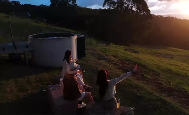 三人之後入住Pet farm的獨立木屋。