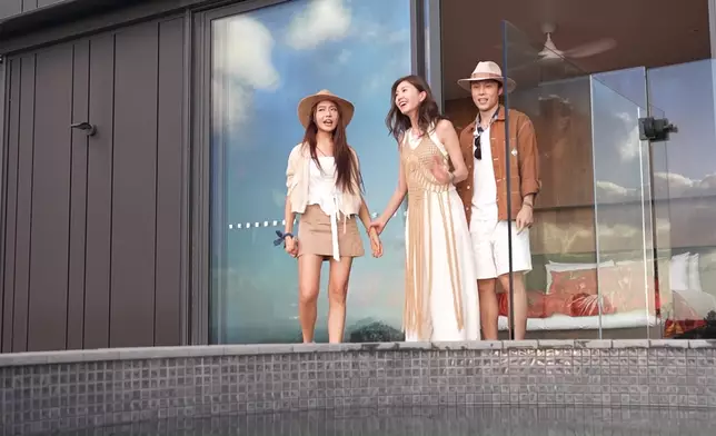 Jinny與Joey興致勃勃大唱山歌全程停唔到口。