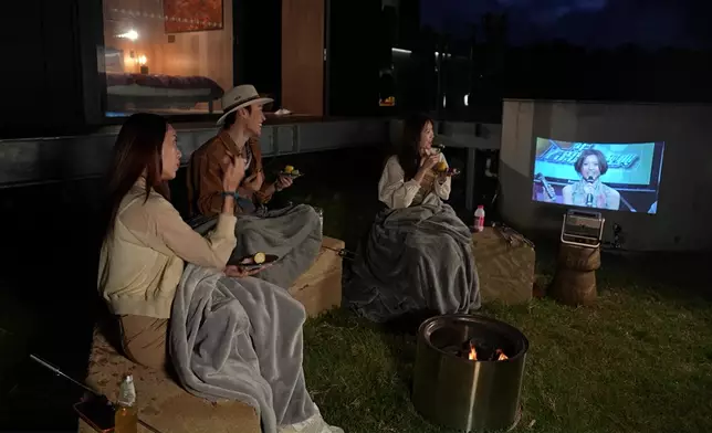 製作組更準備了一段Jinny 16年前唱歌的片段。