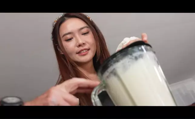 三人轉戰釀酒廠，丁丁背心Look上陣體驗釀酒。