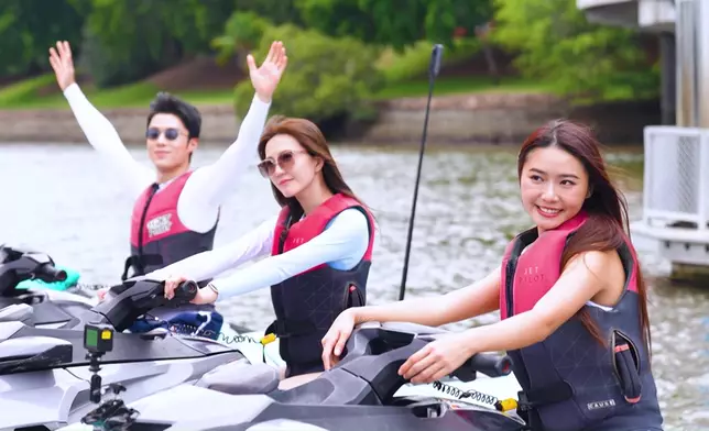 三人大玩水上摩托艇（Jet Ski）。