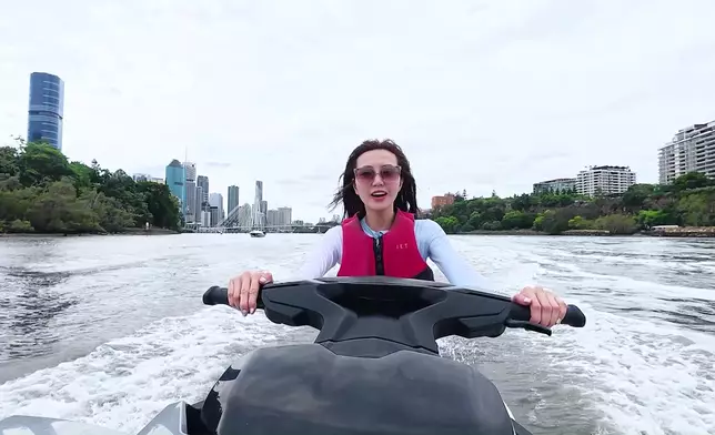 三人大玩水上摩托艇（Jet Ski）。