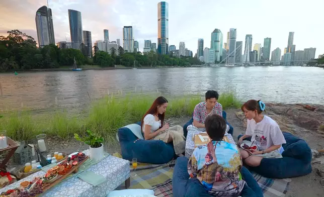 三人野餐兼打麻雀。