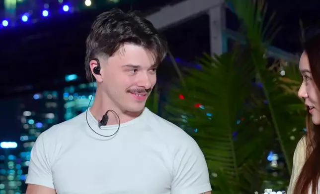 結果Joey真成功與外籍型男交換IG