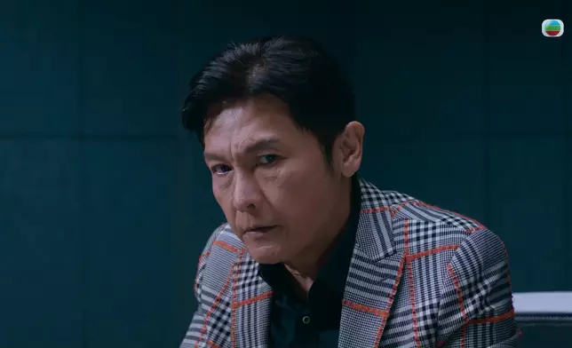 關禮傑以為被兒子出賣，流露出猜疑、憤怒、不滿的眼神。