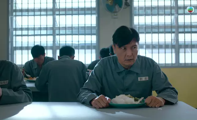 有人經過背後，關禮傑驚到以為畀人偷襲。