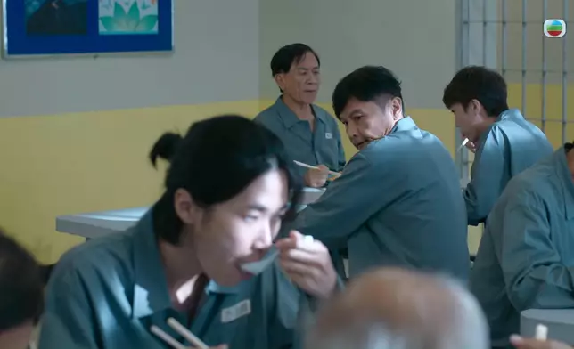 有人經過背後，關禮傑驚到以為畀人偷襲。