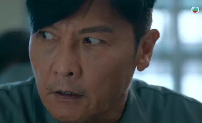 有人經過背後，關禮傑驚到以為畀人偷襲。