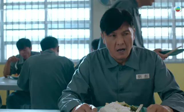 有人經過背後，關禮傑驚到以為畀人偷襲。