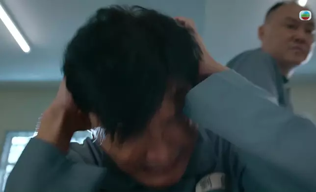 有人經過背後，關禮傑驚到以為畀人偷襲。