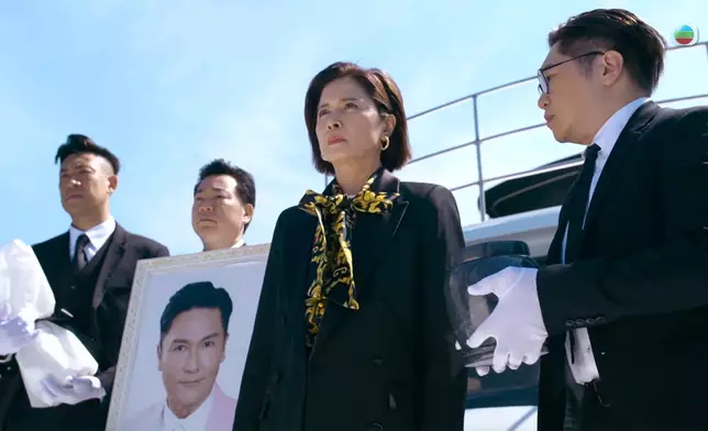 邵美琪撒骨灰落海一幕，盡顯非凡演技。