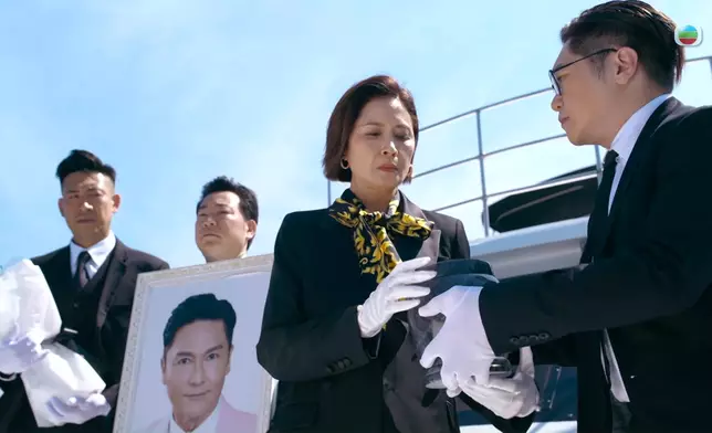 邵美琪撒骨灰落海一幕，盡顯非凡演技。