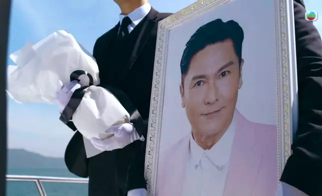 邵美琪撒骨灰落海一幕，盡顯非凡演技。