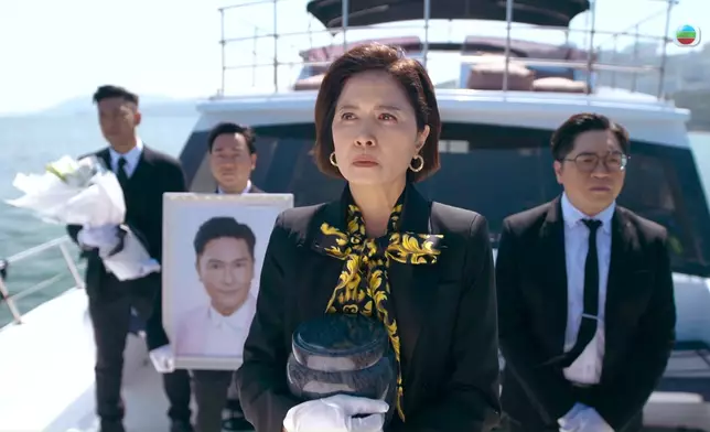 邵美琪撒骨灰落海一幕，盡顯非凡演技。