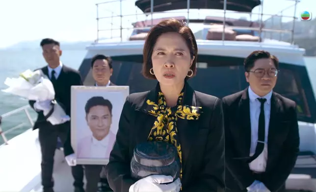 邵美琪撒骨灰落海一幕，盡顯非凡演技。