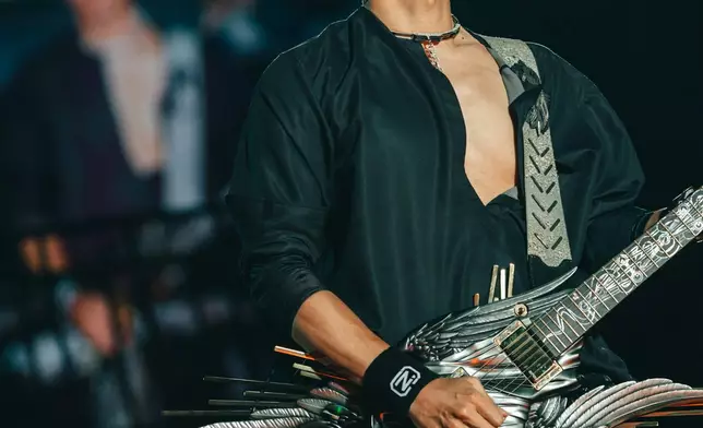 謝霆鋒日前深圳開騷。