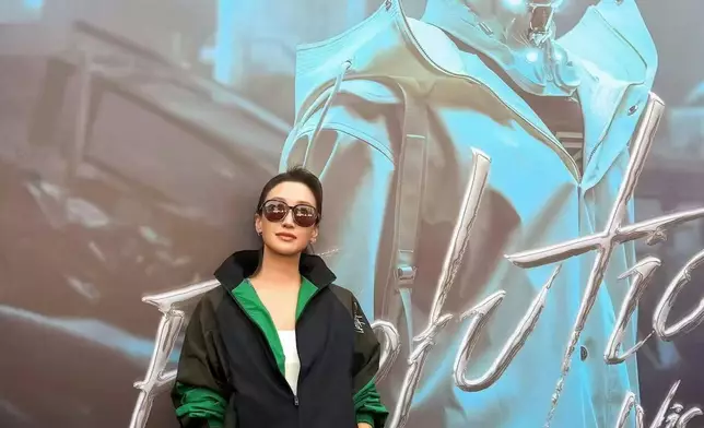 謝婷婷（Jennifer）一家四口由加拿大飛返香港，更到深圳捧哥哥場。