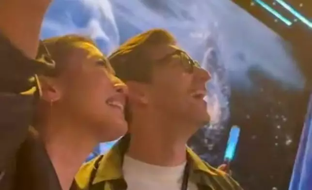 婷婷手持燈光棒為哥哥應援。