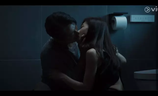 朱智勛和河智苑上演激情吻戲。Viu提供圖片