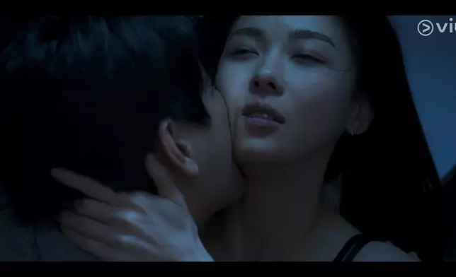 朱智勛和河智苑上演激情吻戲。Viu提供圖片