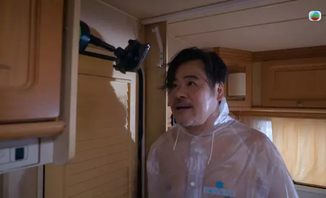 韋家雄由得戚變踎登嗰吓笑咗。