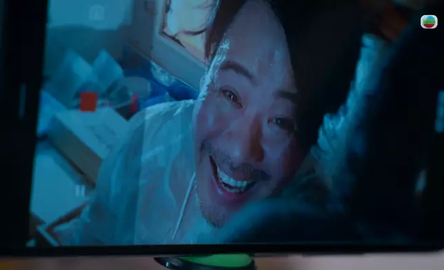 韋家雄由得戚變踎登嗰吓笑咗。