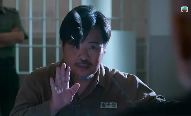 韋家雄由得戚變踎登嗰吓笑咗。