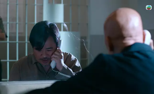 韋家雄由得戚變踎登嗰吓笑咗。