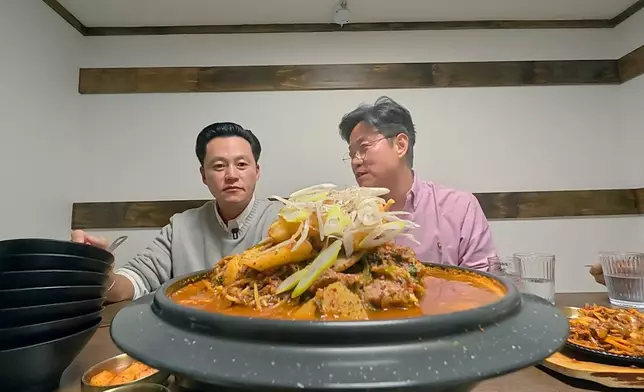 李瑞鎮大力稱讚在德州吃的豬骨湯。Netflix圖片