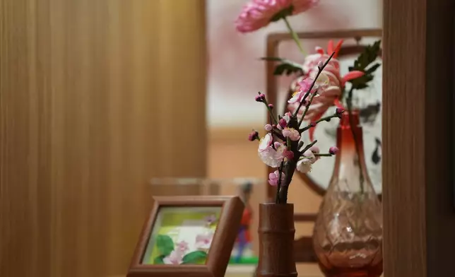 通草花取材通木芯——一種中藥材——以滾刀削成薄片，剪成花瓣形狀，碾壓造型後上色，可製出以假亂真的花卉，「永不凋謝」。巴士的報記者攝