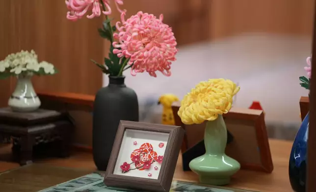 通草花取材通木芯——一種中藥材——以滾刀削成薄片，剪成花瓣形狀，碾壓造型後上色，可製出以假亂真的花卉，「永不凋謝」。巴士的報記者攝